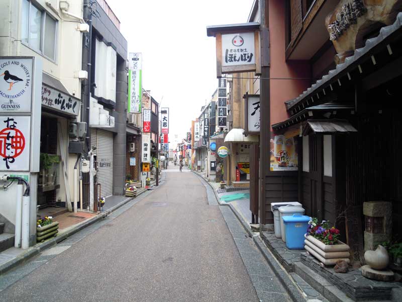 金沢木倉町通り左「大衆酒場なんで・や」「とんかつ専門店ぶんぷく」　右「居酒屋割烹ぼんぼり」